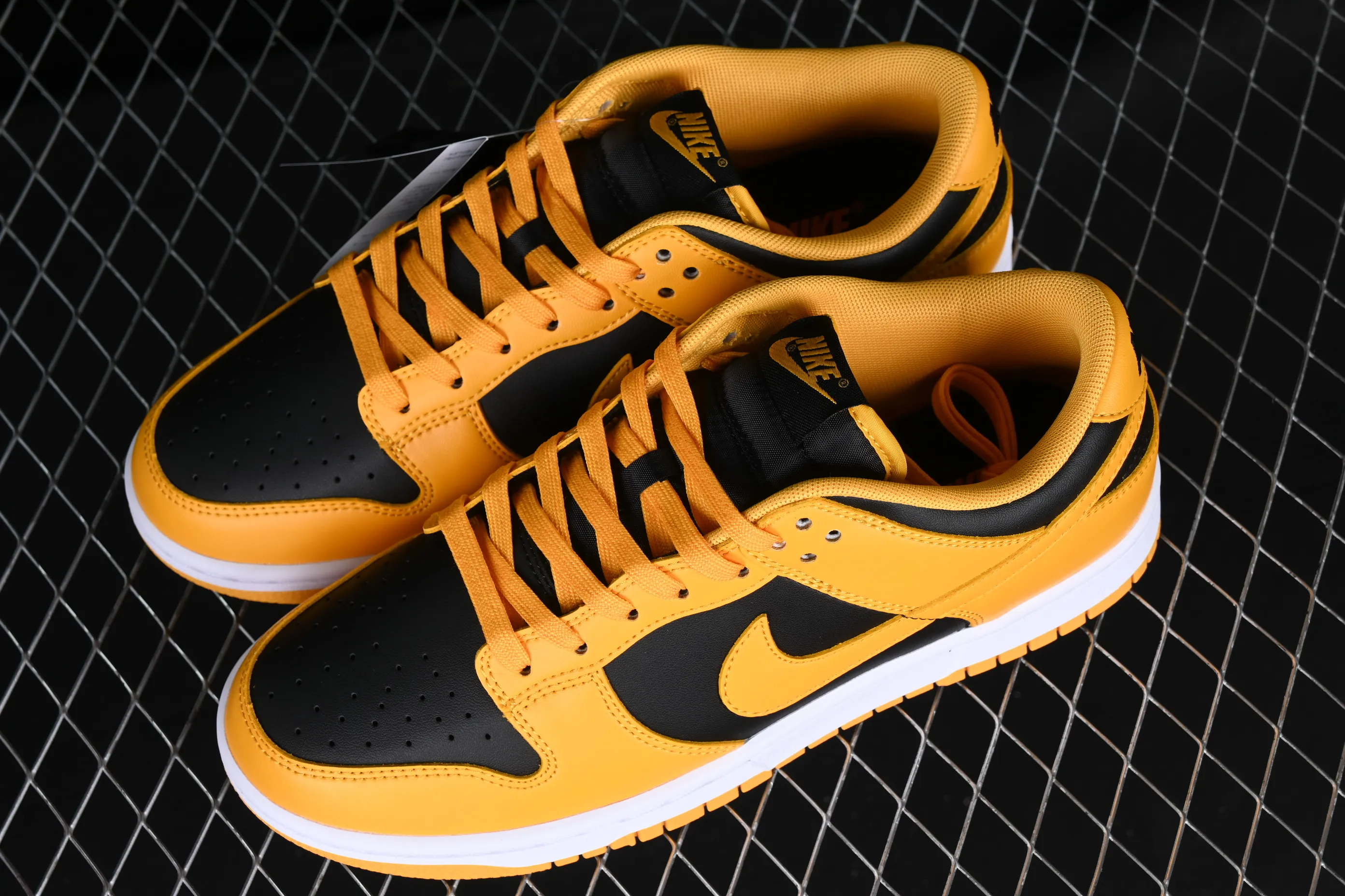 All Categories Nk SB Dunk Series Nk SB Dunk Low Low-top Sneakers Nk Dunk Low "Goldenrod" Black and Yellow University of Iowa SB Smashing Backboard Fashion Casual Sneakers DD1391-004